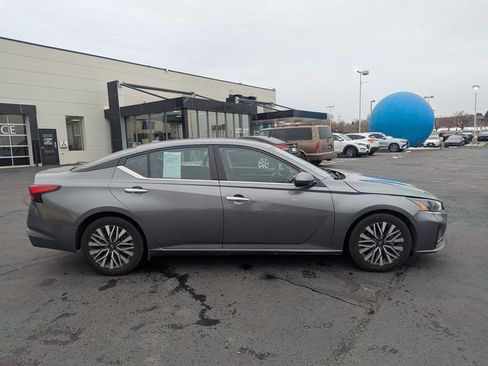 Used 2023 Nissan Altima 2.5 SV image 2
