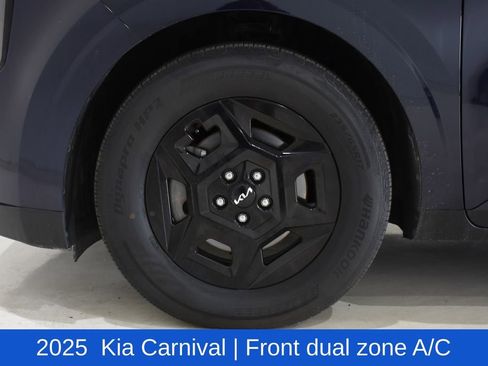 Used 2025 Kia Carnival image 6