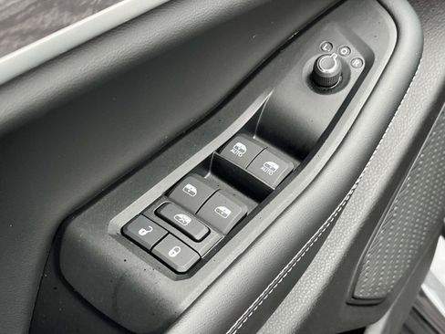 Used 2025 Jeep Grand Cherokee L Limited w/ Luxury Tech Group II image 27