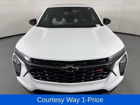 Used 2024 Chevrolet Trax RS w/ Sunroof Package FWD image 4