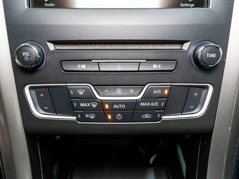 Used 2018 Ford Fusion SE FWD image 19