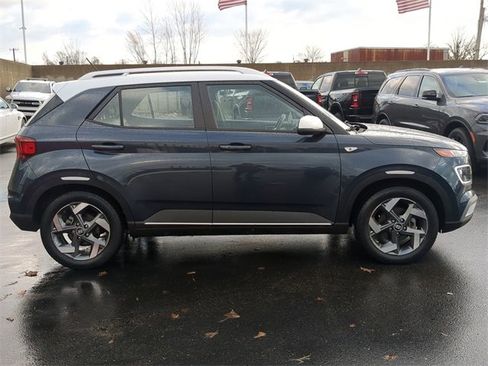 Used 2023 Hyundai Venue Limited image 6