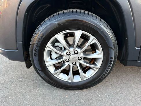 Used 2020 Jeep Cherokee Latitude Plus w/ Cold Weather Group AWD/4WD image 32