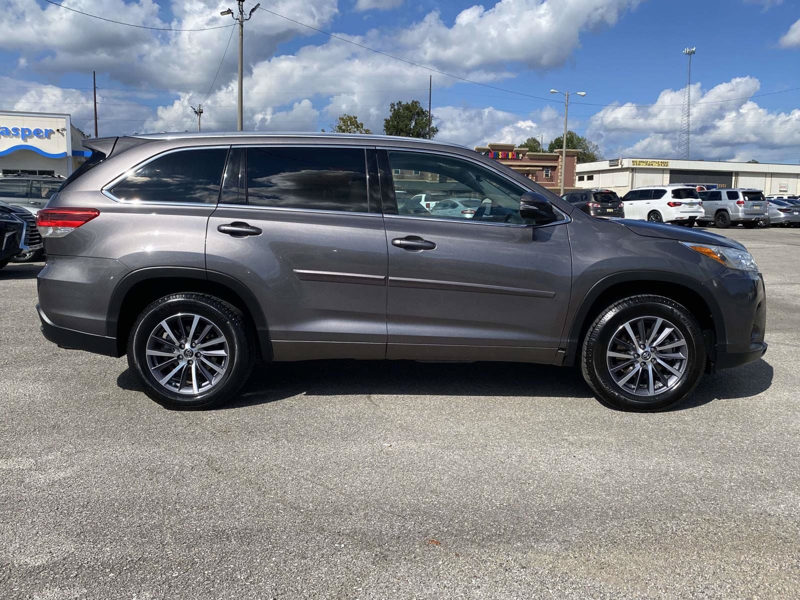 Used 2017 Toyota Highlander XLE FWD image 2