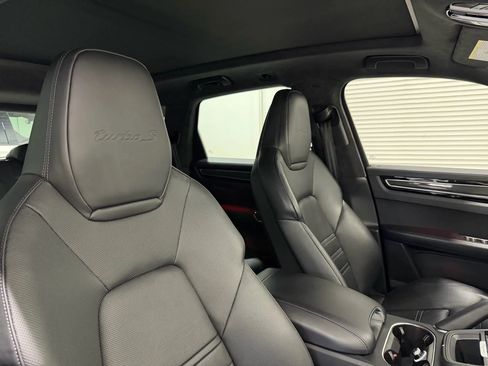 Used 2023 Porsche Cayenne Turbo S image 40