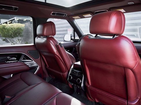Used 2025 Land Rover Range Rover SE image 38