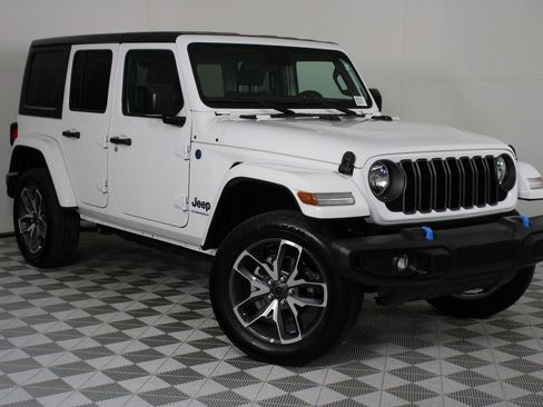 Used 2024 Jeep Wrangler Unlimited image 33