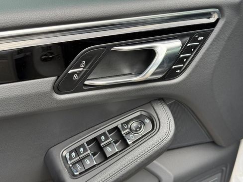 Used 2025 Porsche Macan AWD/4WD image 29