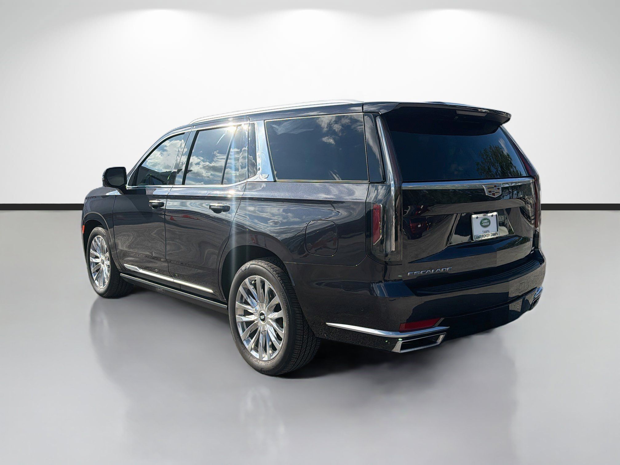 Used 2022 Cadillac Escalade Premium Luxury w/ Performance Package AWD/4WD image 3
