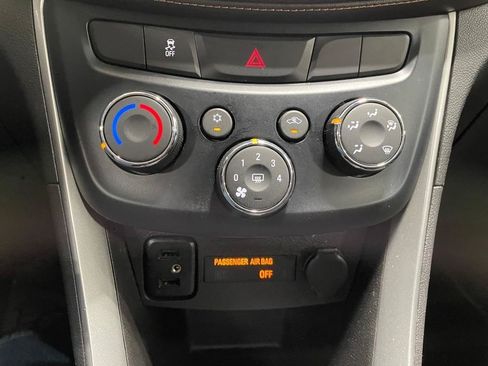 Used 2018 Chevrolet Trax LT w/ LT Convenience Package FWD image 32