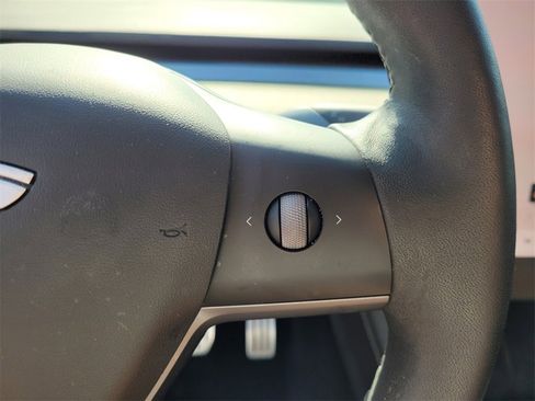 Used 2022 Tesla Model Y Performance image 30