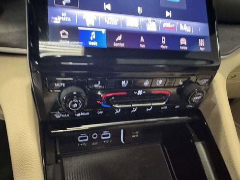 Used 2023 Jeep Grand Cherokee Limited w/ Luxury Tech Group II AWD/4WD image 23
