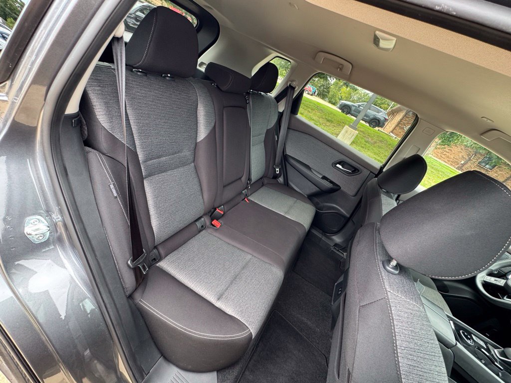 Used 2023 Nissan Rogue SV AWD/4WD image 16