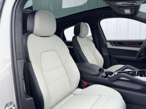 Used 2024 Porsche Cayenne Turbo image 53