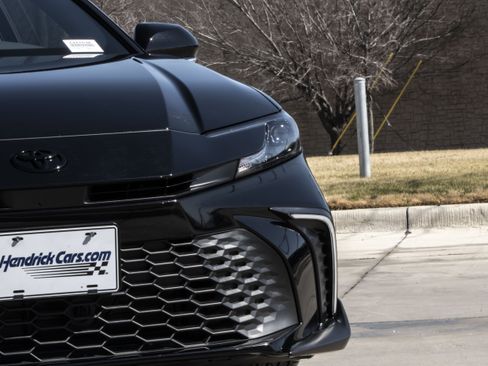 Used 2025 Toyota Camry SE image 7