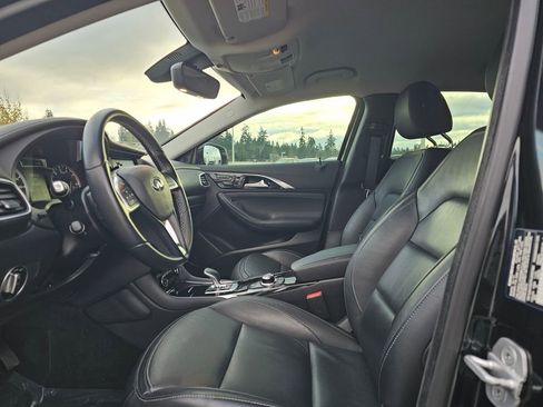 Used 2018 INFINITI QX30 w/ Cargo Package image 31