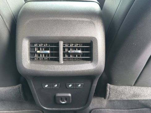 Used 2023 Chevrolet Equinox Premier FWD image 29