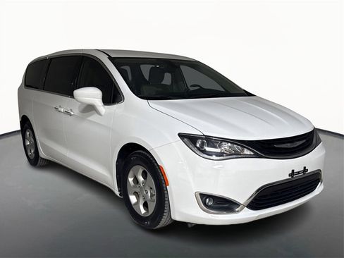 Used 2018 Chrysler Pacifica Touring Plus image 3