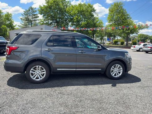 Used 2017 Ford Explorer XLT w/ Equipment Group 202A FWD image 7