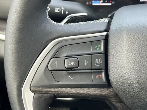 Used 2025 Jeep Grand Cherokee Limited w/ Black Appearance Package image 22