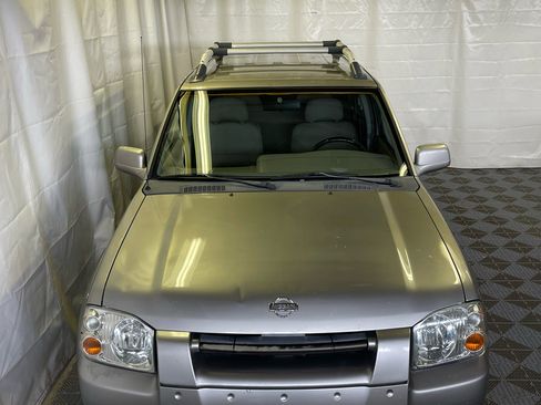 Used 2001 Nissan Frontier SE image 2