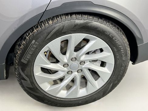 Used 2024 Land Rover Discovery S image 33