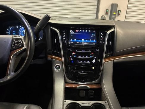 Used 2017 Cadillac Escalade Premium Luxury AWD/4WD image 18