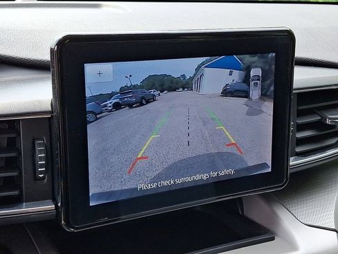 Used 2023 Ford Explorer XLT w/ Equipment Group 202A AWD/4WD image 20