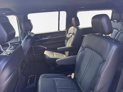 Certified 2022 Jeep Wagoneer Series III w/ Flexible Seating Group AWD/4WD image 14