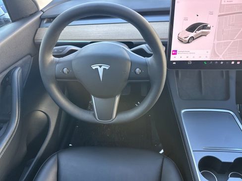 Used 2021 Tesla Model Y Long Range image 14