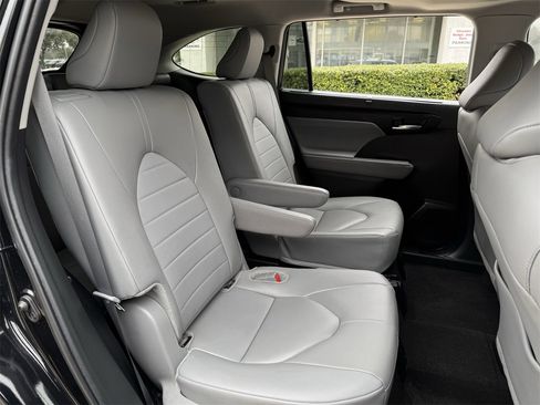 Used 2024 Toyota Highlander XLE image 29