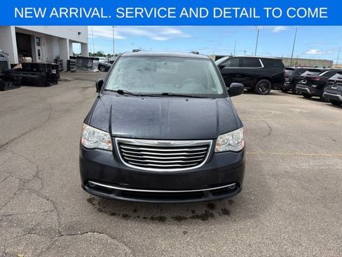 Used 2014 Chrysler Town & Country Touring FWD image 4