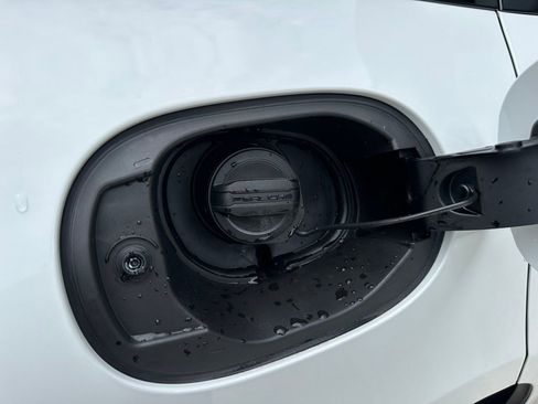 Certified 2026 Porsche Macan GTS image 40