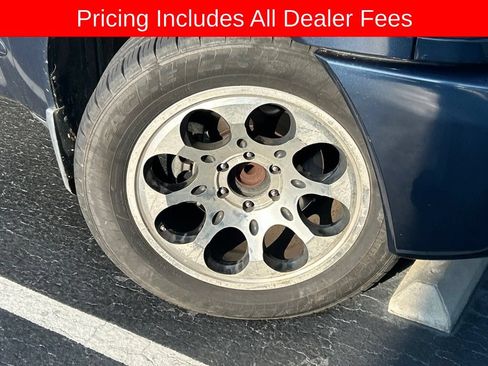 Used 2015 Nissan Titan SV w/ Tow Package RWD image 2