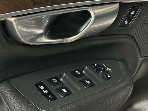 Used 2017 Volvo XC90 T6 Momentum w/ Vision Package image 19