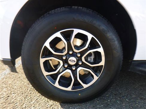 Used 2024 Ford Expedition XLT image 26