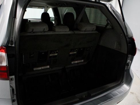 Used 2015 Toyota Sienna L image 11