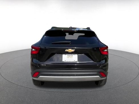 Used 2025 Chevrolet Trax LT w/ LT Convenience Package FWD image 12