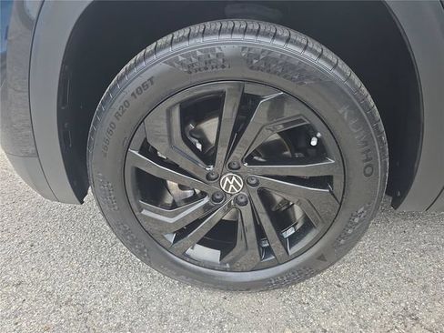 Used 2023 Volkswagen Atlas SE w/ Black Wheel Package FWD image 9