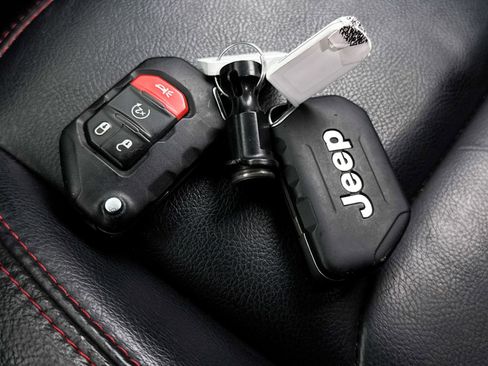 Used 2022 Jeep Wrangler Unlimited Rubicon w/ LED Lighting Group AWD/4WD image 37