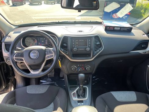 Used 2017 Jeep Cherokee Sport FWD image 15