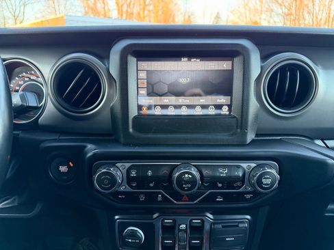 Used 2022 Jeep Gladiator Willys image 13
