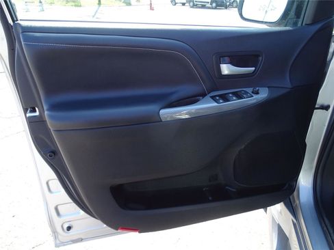 Used 2017 Toyota Sienna SE w/ SE Preferred Package image 15