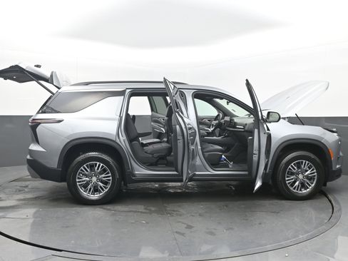 Used 2025 Chevrolet Traverse LT image 34