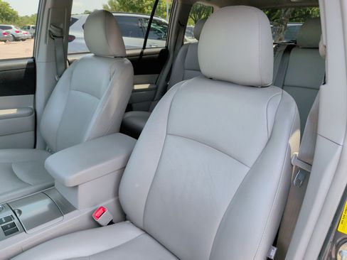 Used 2013 Toyota Highlander Plus FWD image 23