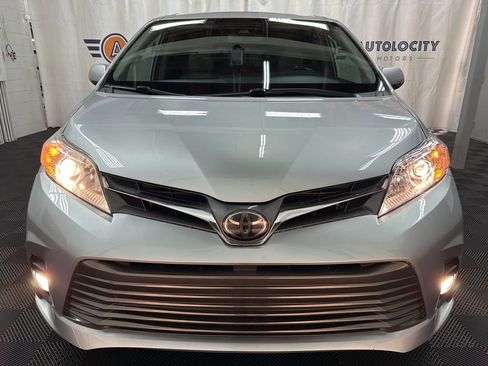 Used 2019 Toyota Sienna XLE image 3
