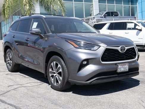 Used 2024 Toyota Highlander XLE AWD/4WD image 2
