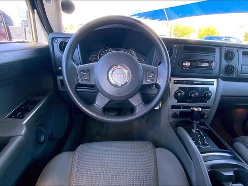 Used 2007 Jeep Commander Sport image 5