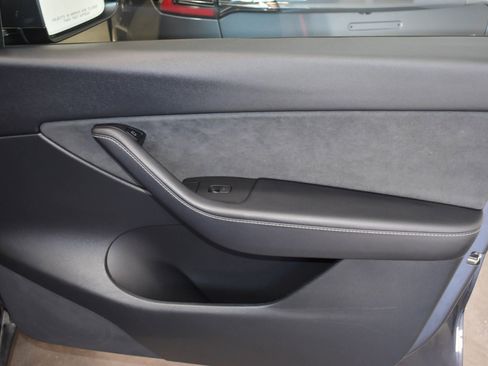 Used 2022 Tesla Model Y Long Range image 17