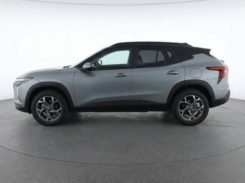 Used 2025 Chevrolet Trax LT w/ LT Convenience Package image 5